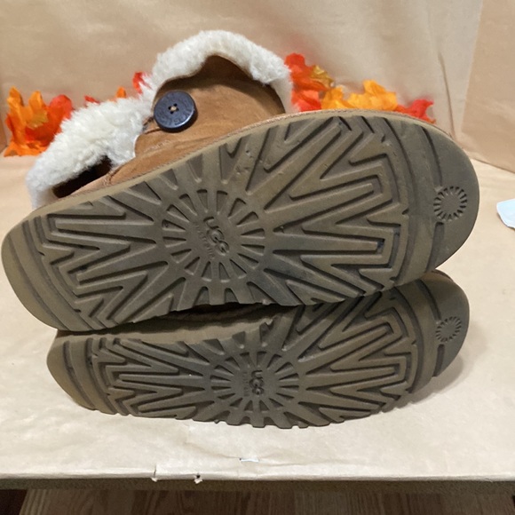 Ugg boots SZ 7 - Picture 5 of 6